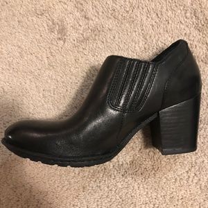 Born Shoe Black Size 7